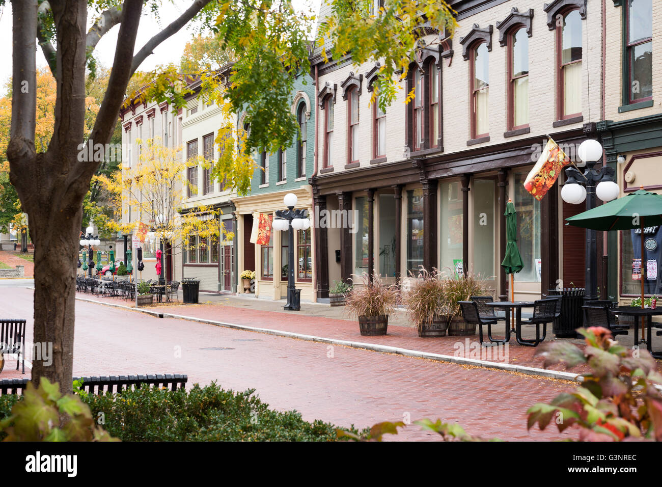 Escena callejera con viejos edificios históricos y tiendas en el centro de la ciudad de Frankfort, Kentucky, EE.UU. Foto de stock