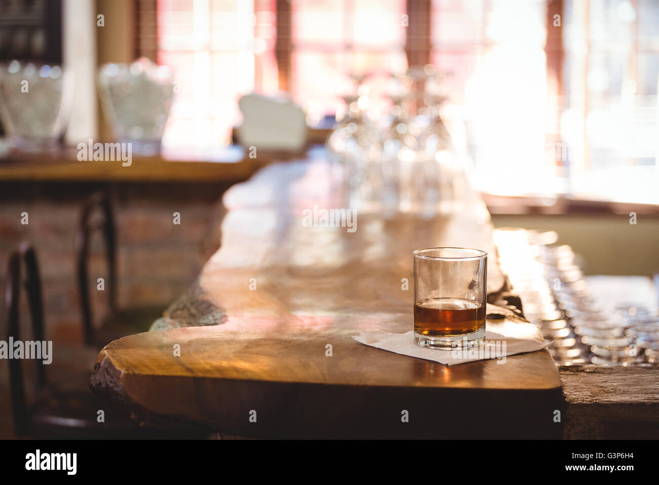 Vaso de whisky en un mostrador de bar Foto de stock