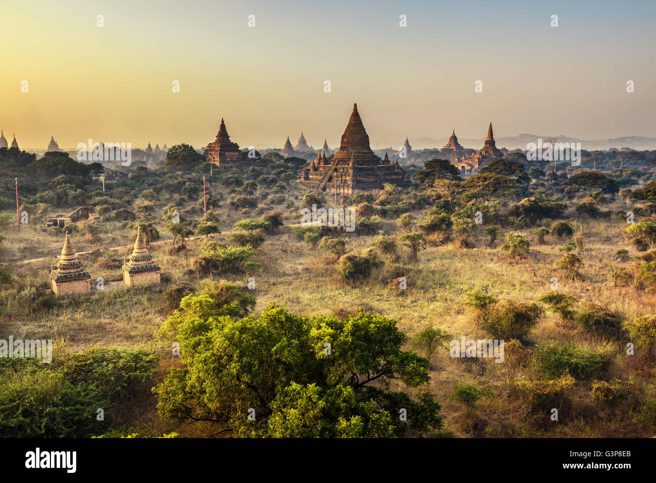 Mañana en Bagan, Myanmar. Bagan es una antigua ciudad con miles de templos y estupas budistas histórico. Foto de stock