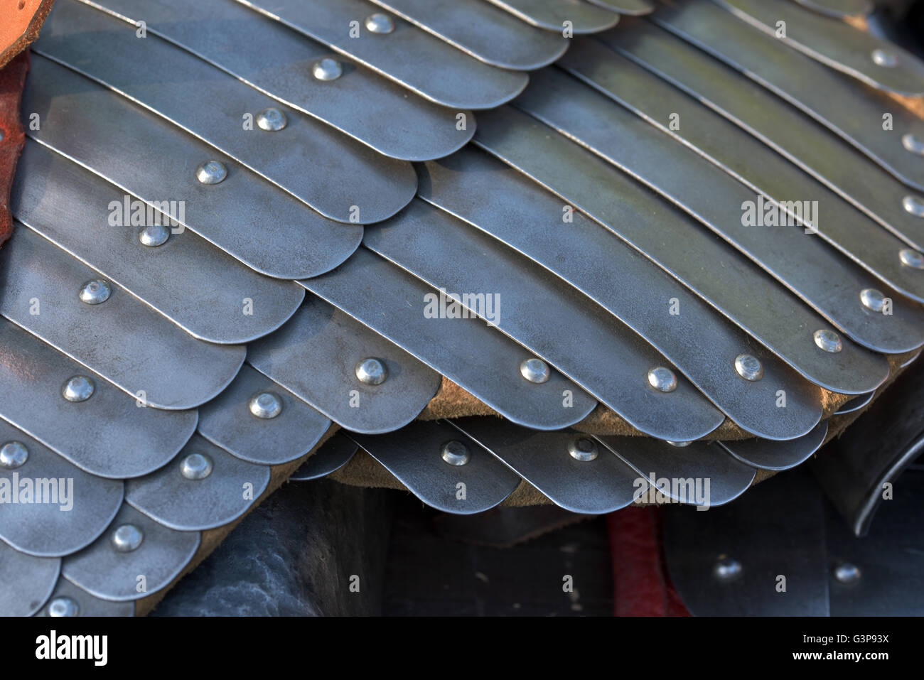 Combatiendo la protección del antiguo guerrero - chainmail de placas metálicas Foto de stock