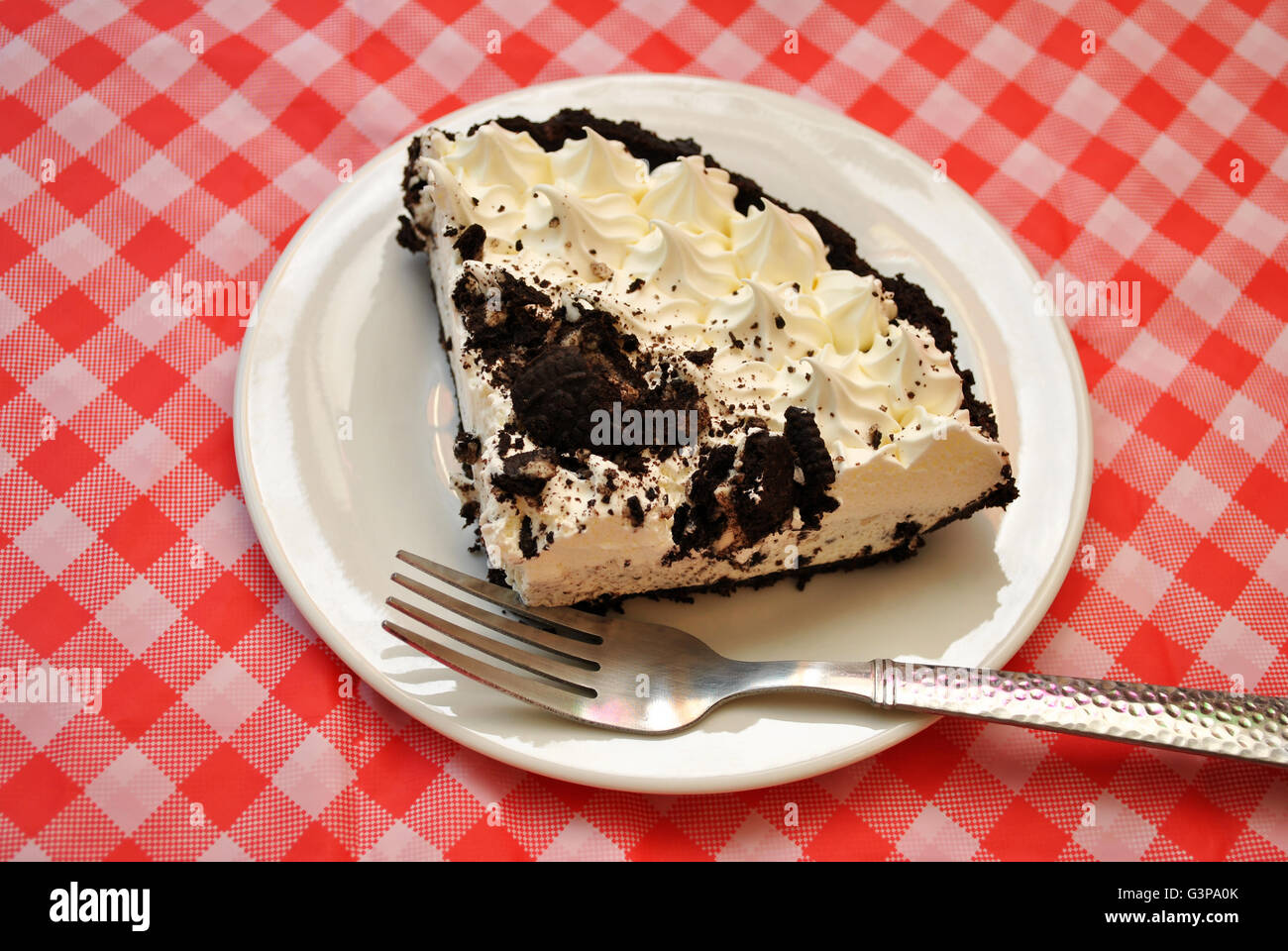 Nata tarta cookie sirve sobre una placa blanca. Foto de stock