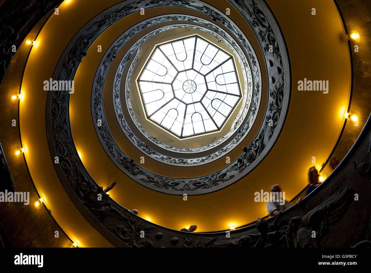 Escalera en espiral, por Giuseppe Momo, 1932, Museos Vaticanos. Roma, Italia Foto de stock