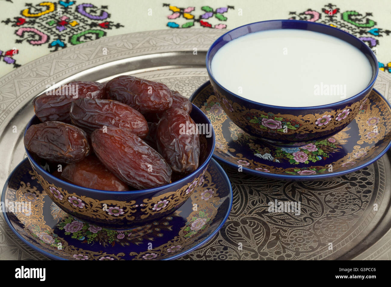 Festiva cuencos marroquí con leche y dátiles Foto de stock