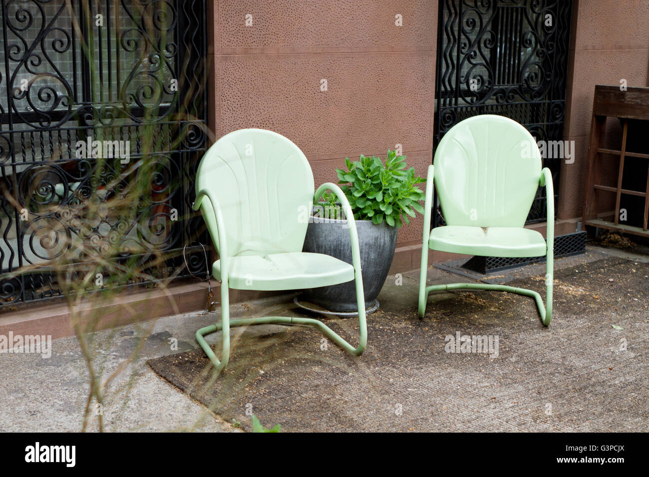 Patio urbano con dos sillas de jardín Foto de stock