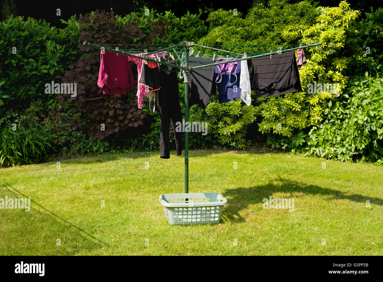 Colgar la ropa a secar al aire libre en un tendedero Fotografía de stock -  Alamy