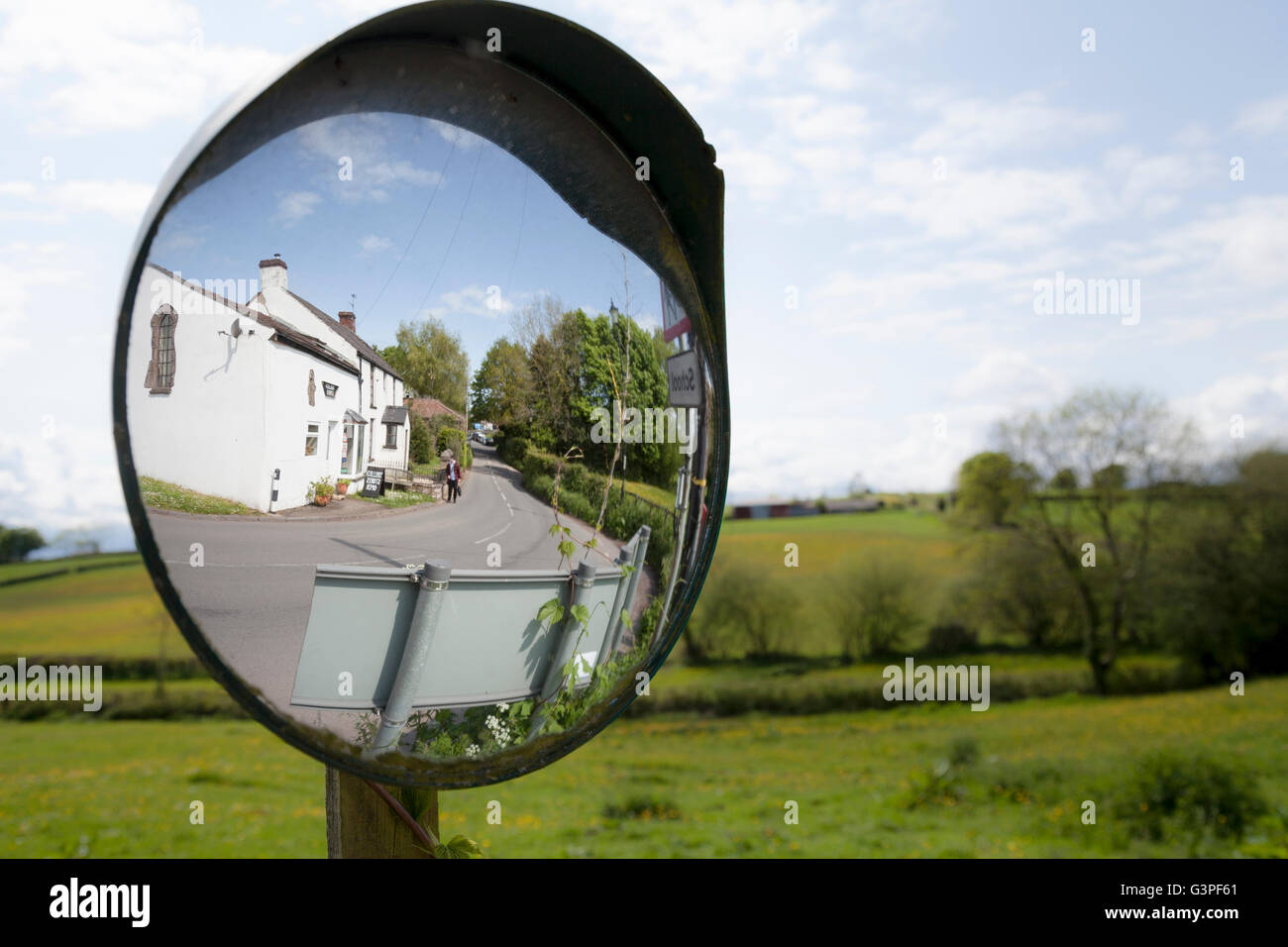 Espejo de tráfico en las zonas rurales de Gales Foto de stock