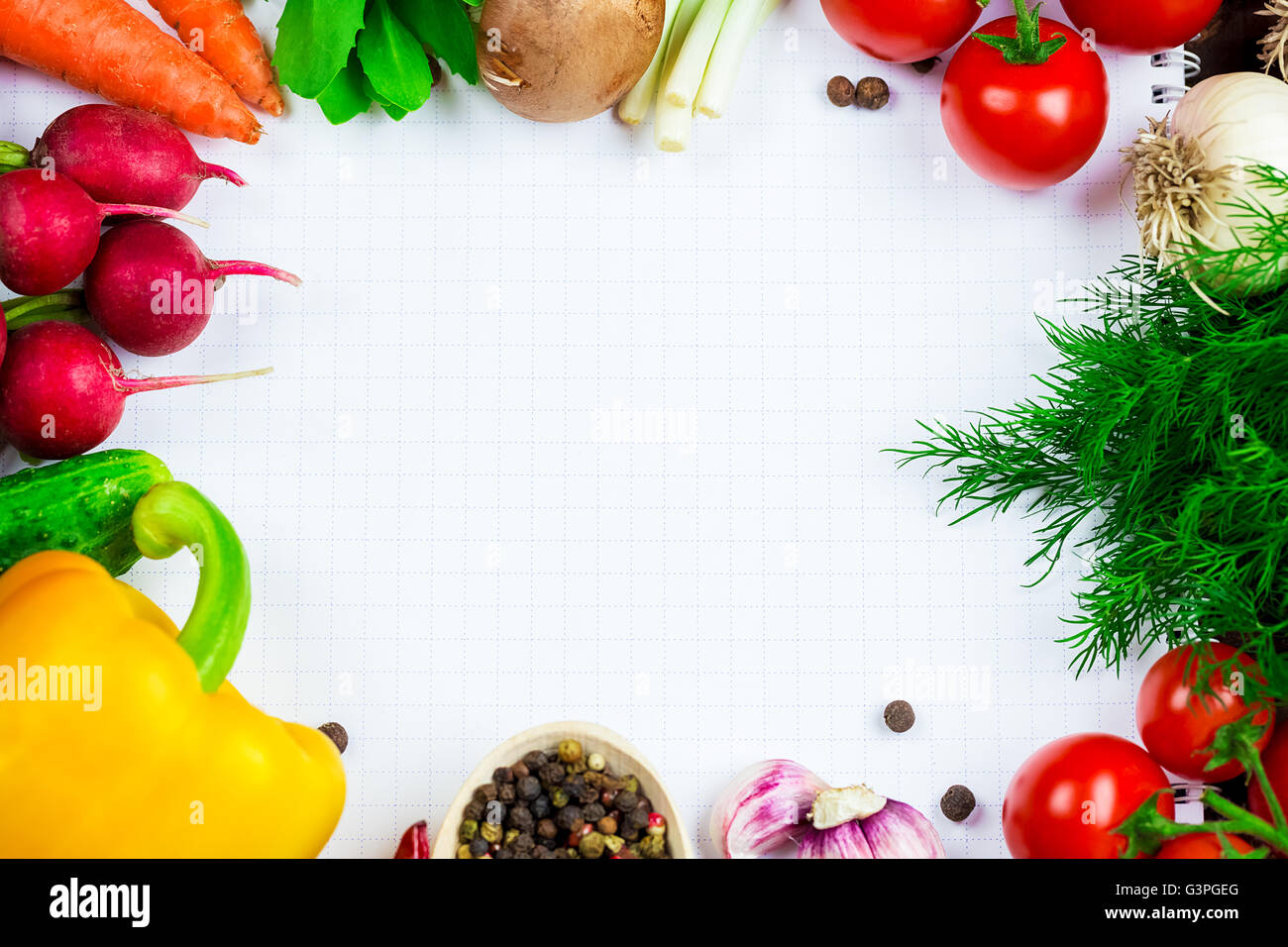 Hermoso antecedentes orgánicos saludables de comer. Fotografía de estudio del marco de diferentes vegetales y setas con ella blanco Foto de stock