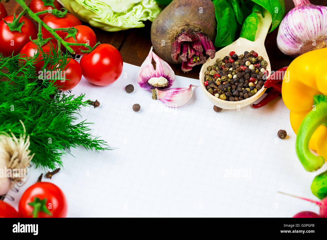 Hermoso antecedentes orgánicos saludables de comer. Fotografía de estudio del marco de diferentes vegetales y setas con ella blanco Foto de stock