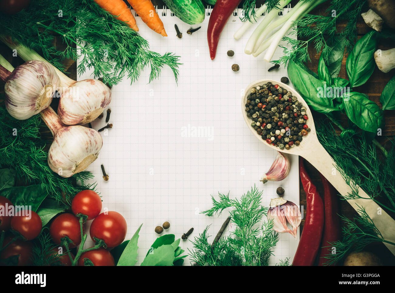 Hermoso antecedentes orgánicos saludables de comer. Fotografía de estudio del marco de diferentes vegetales y setas con ella blanco Foto de stock