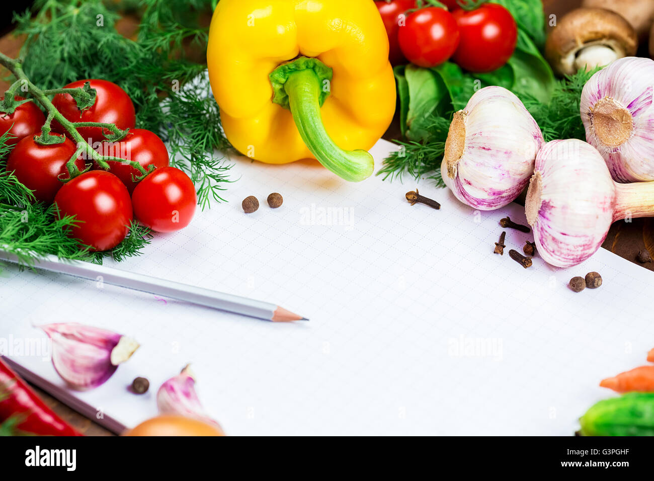 Hermoso antecedentes orgánicos saludables de comer. Fotografía de estudio del marco de diferentes vegetales y setas con ella blanco Foto de stock