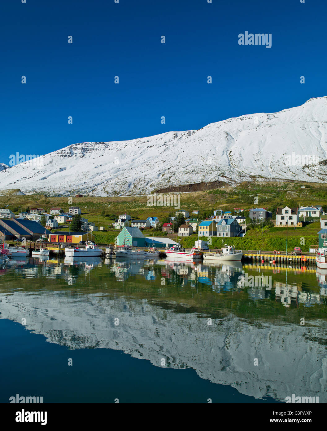 Sigulfjordur, un pequeño pueblo en el norte de Islandia Foto de stock