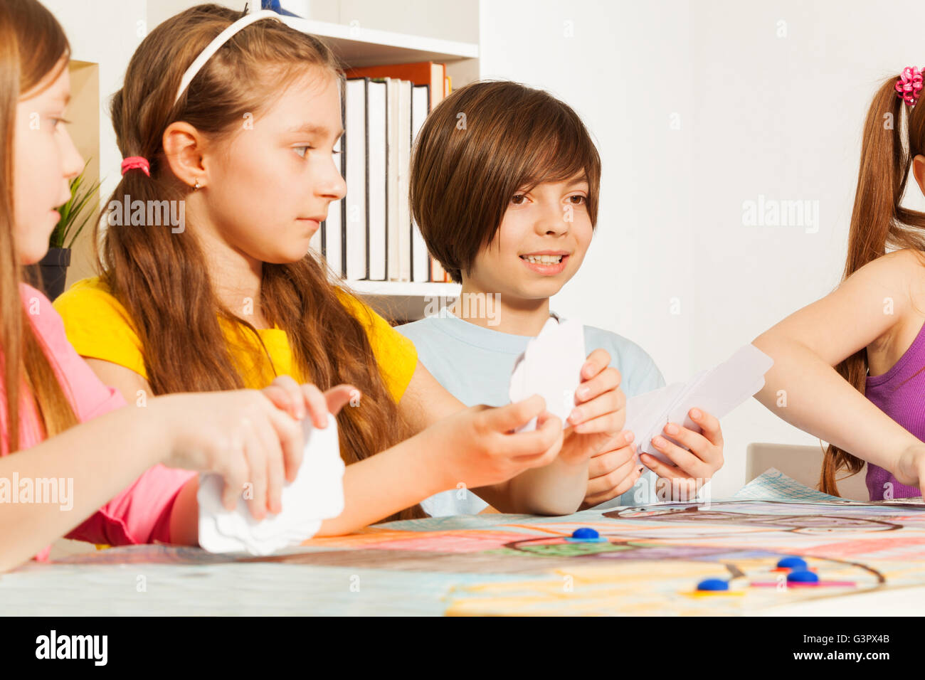 Ninos Jugando A Las Cartas Fotos E Imagenes De Stock Alamy