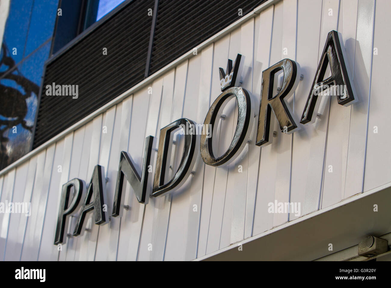 MADRID, España - 17 de marzo de 2016: El signo de Pandora joyería en Madrid,  España. Pandora es un danés jewe internacional Fotografía de stock - Alamy