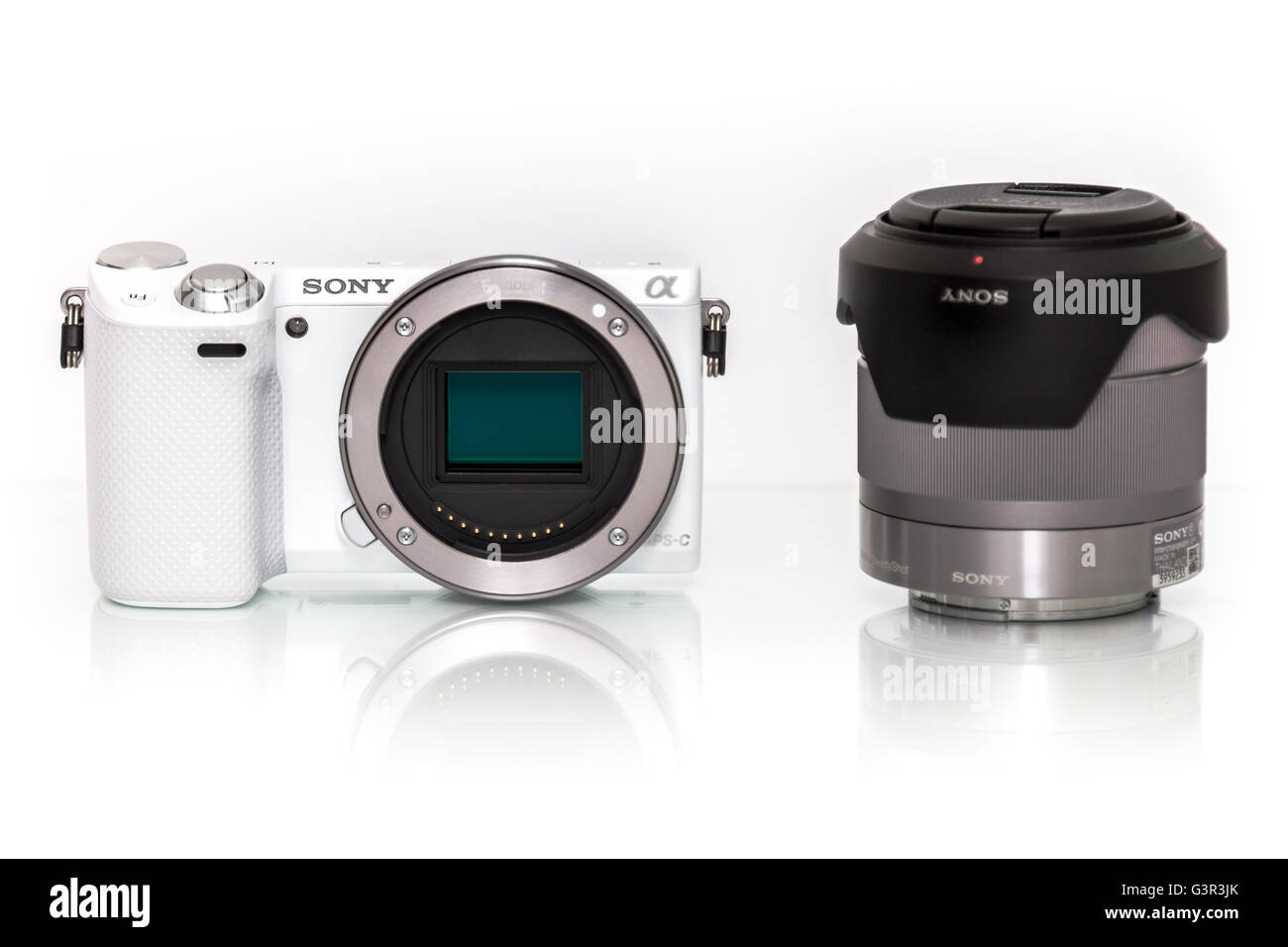 Stock Photo - Blanco Sony Alpha la cámara digital con zoom mirrorless lance, pantalla sobre un fondo blanco. Foto de stock