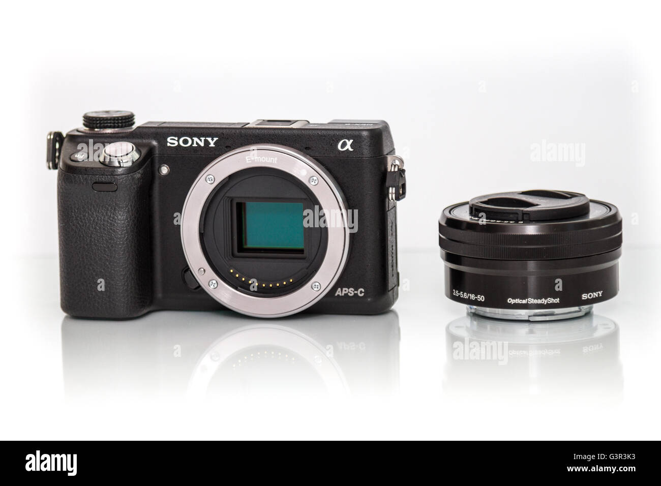Stock Photo - Compacta cámara mirrorless, Sony Alpha APS-C con lence aislado en blanco Foto de stock
