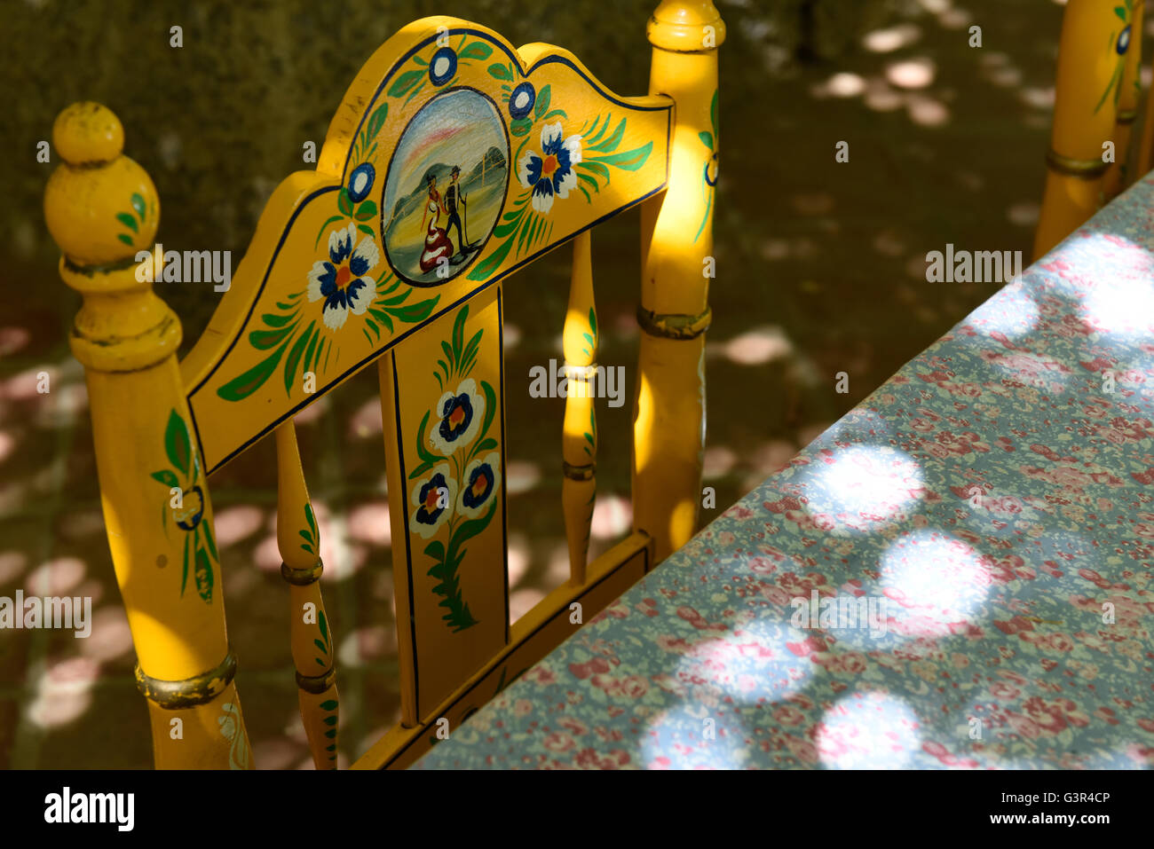 Sillas pintadas a mano desde Sevilla Andalucía España sillas tradicional decoración  decoración interior de diseño artesanal "Made in Spain Fotografía de stock  - Alamy