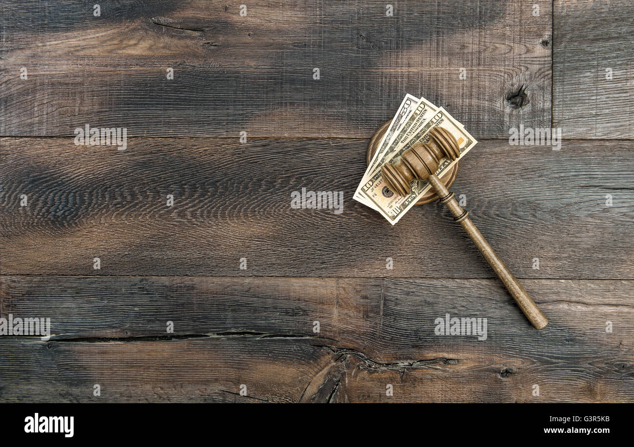 Los jueces martillo con tapa armónica y billetes de dólar estadounidense. Subastador martillo en fondo de madera Foto de stock