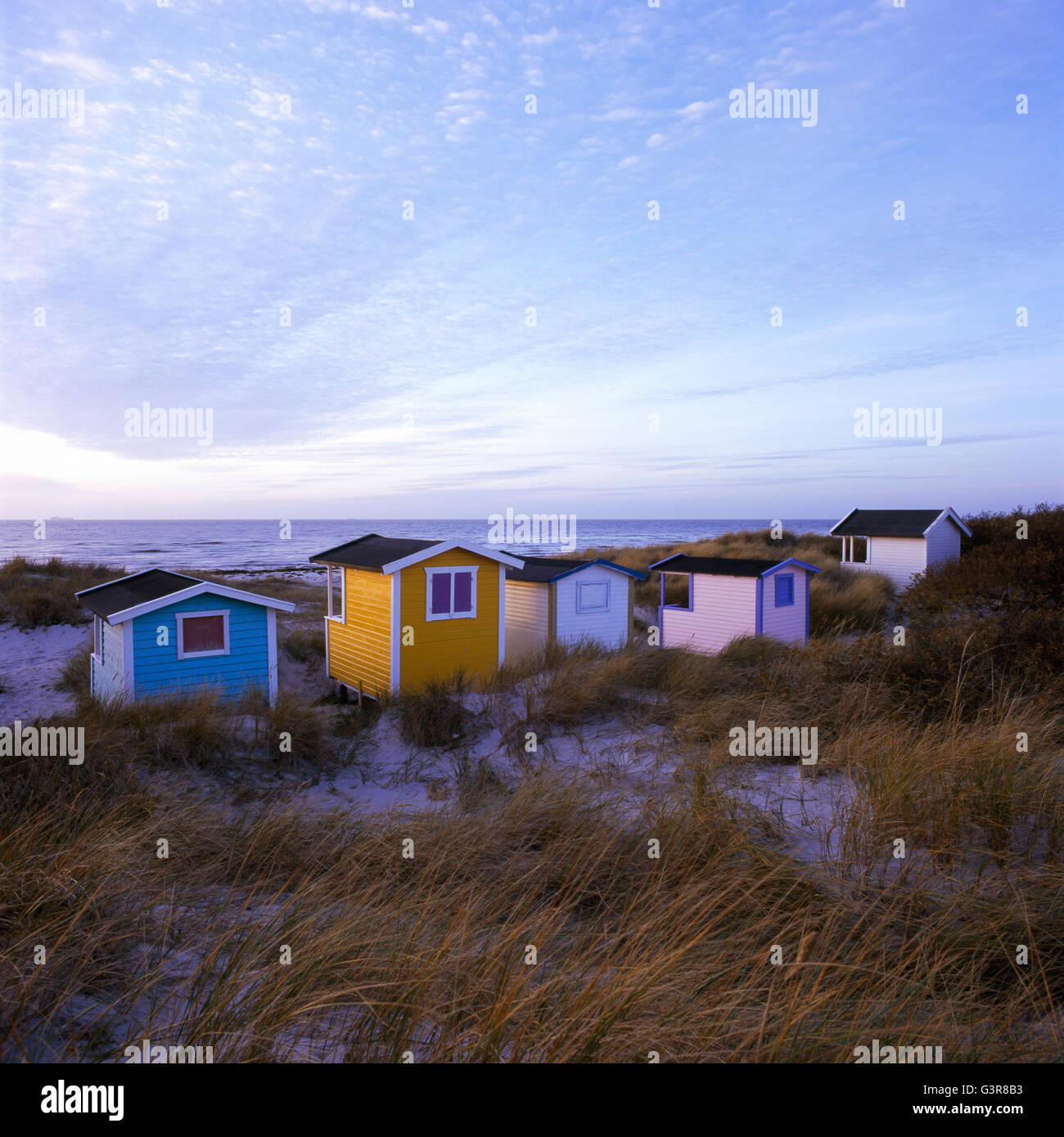 Suecia, Skane, Skanor Falsterbo, cabañas de playa en otoño de noche Foto de stock