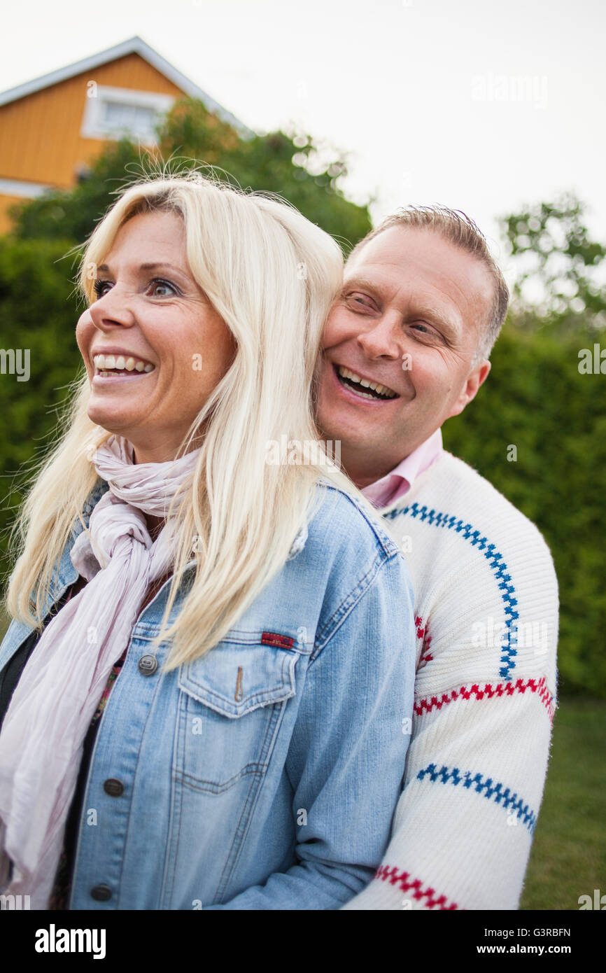 Suecia, Blekinge, sonriente pareja abrazada Foto de stock