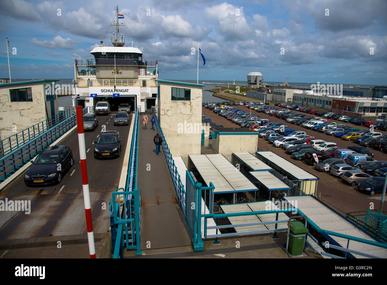 Ferry con vehículos en Den Helder de Texel island Foto de stock