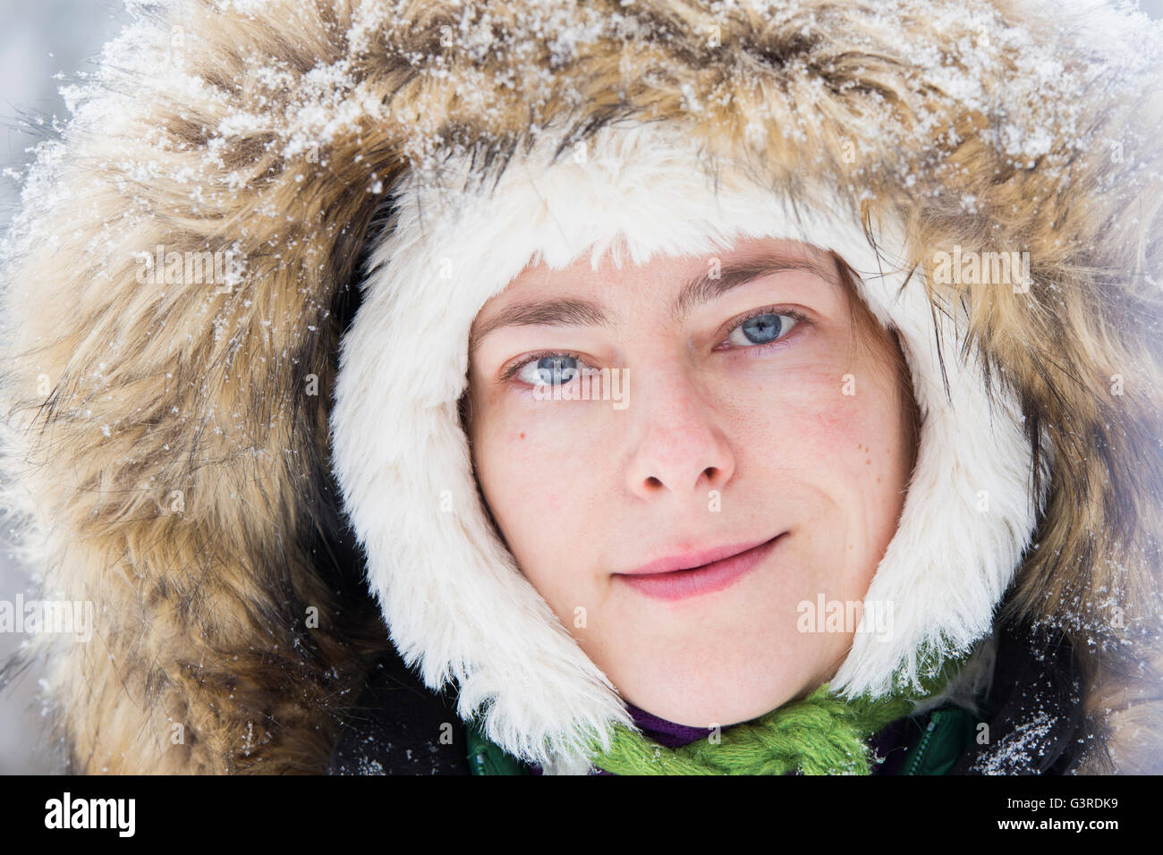 Chica Blanca con ojos azules retrato de invierno Foto de stock