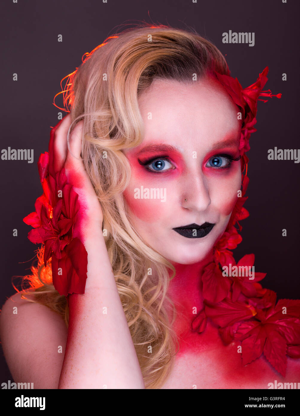 La moda gótica, la fantasía, la rubia belleza English Rose retrato rojo,  flores, hojas, Creative maquillaje Fotografía de stock - Alamy