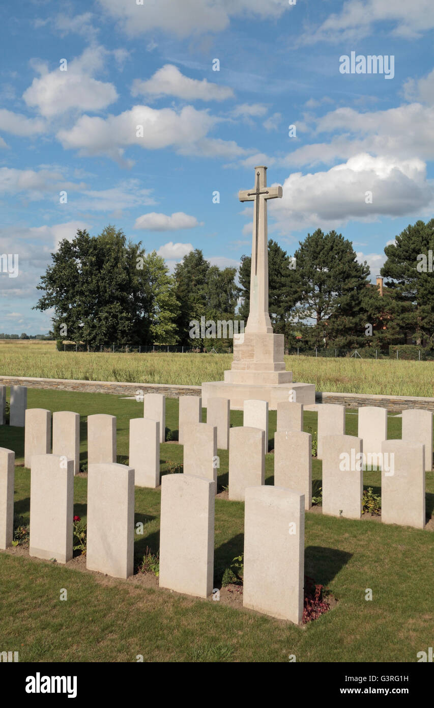 Cruz de sacrificio y lápidas en el cementerio CWGC Rifles de oficina de correos, Festubert, Pas de Calais, Francia. Foto de stock