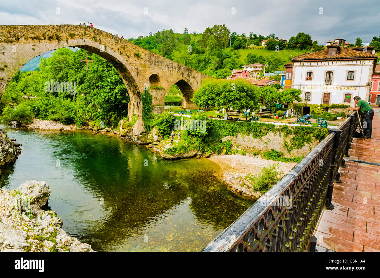 La giba "Puente Romano" sobre el Río Sella. Cangas de Onis, Asturias, España Fotografía de stock
