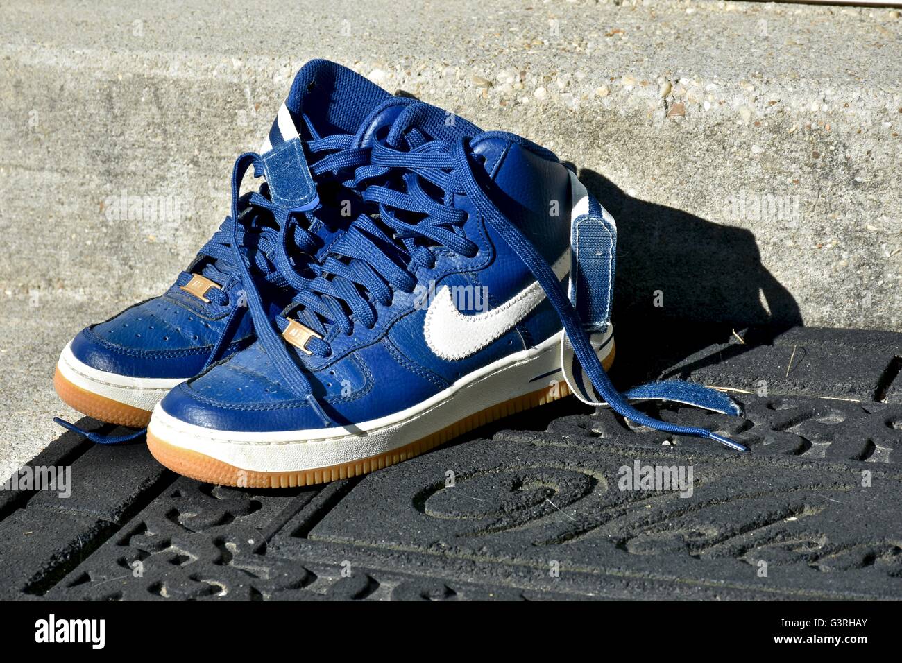 Zapatillas nike fotografías e imágenes de alta resolución - Alamy