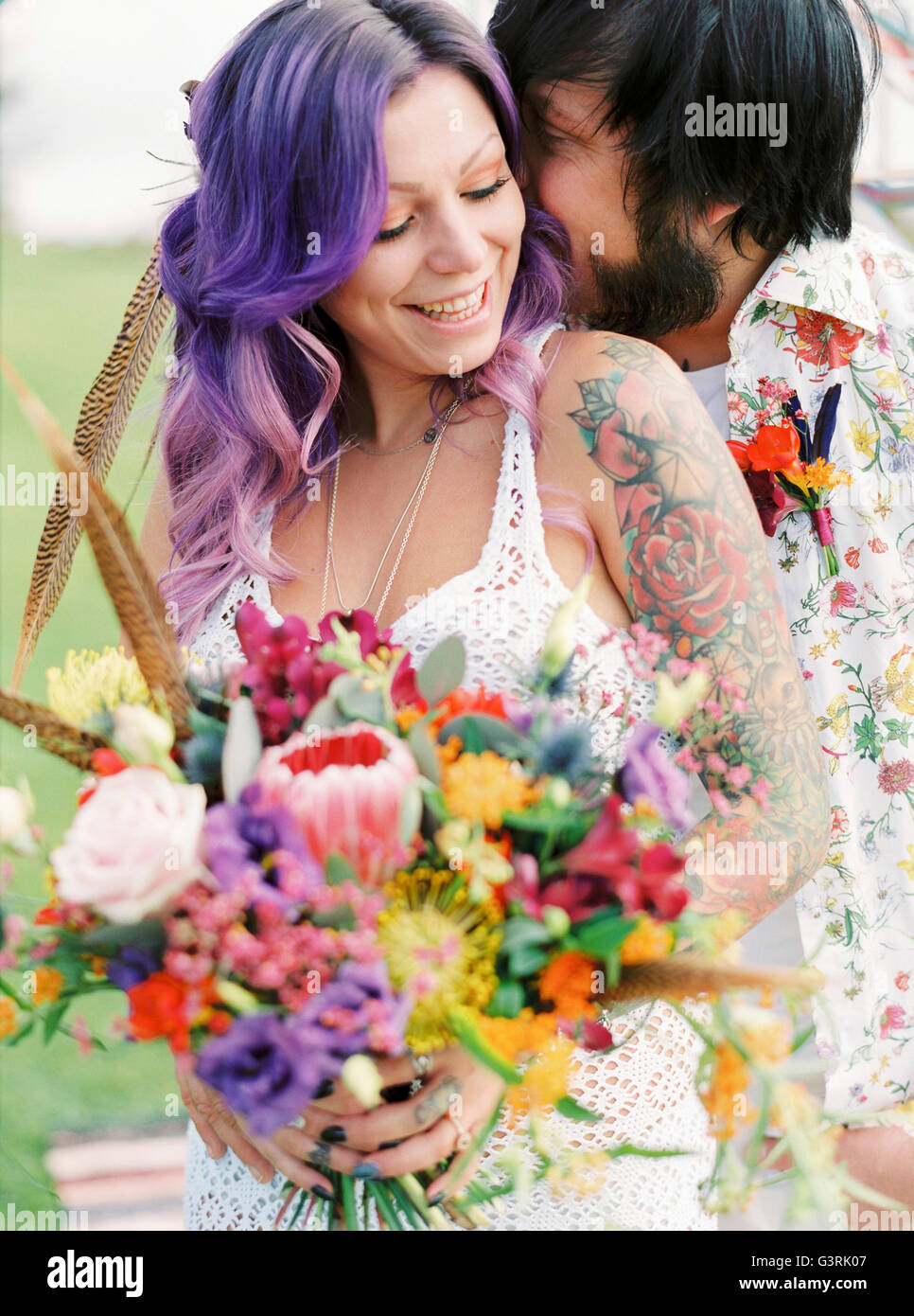 Suecia, novio besar a la novia boda hippie Foto de stock