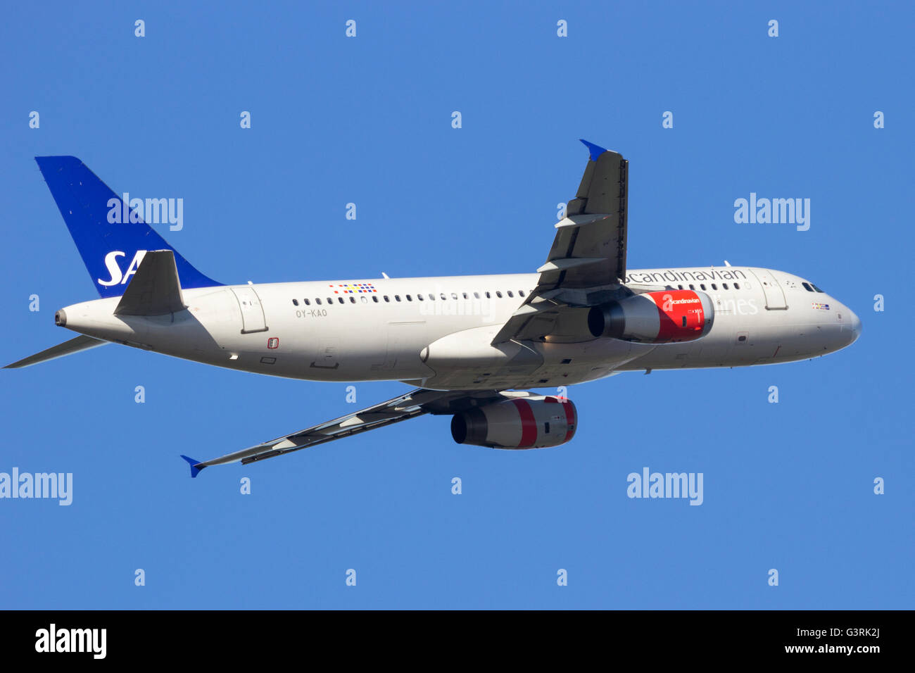 SAS Scandinavian Airlines Airbus A320 el despegue desde el aeropuerto de Schiphol Foto de stock