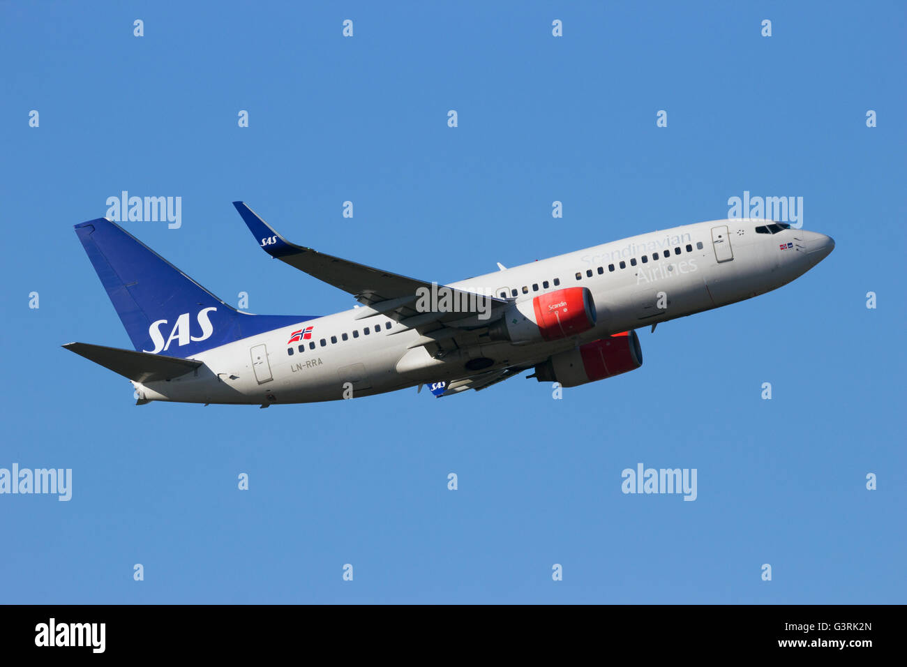 SAS Scandinavian Airlines Boeing 737NG de despegar del aeropuerto de Schiphol Foto de stock