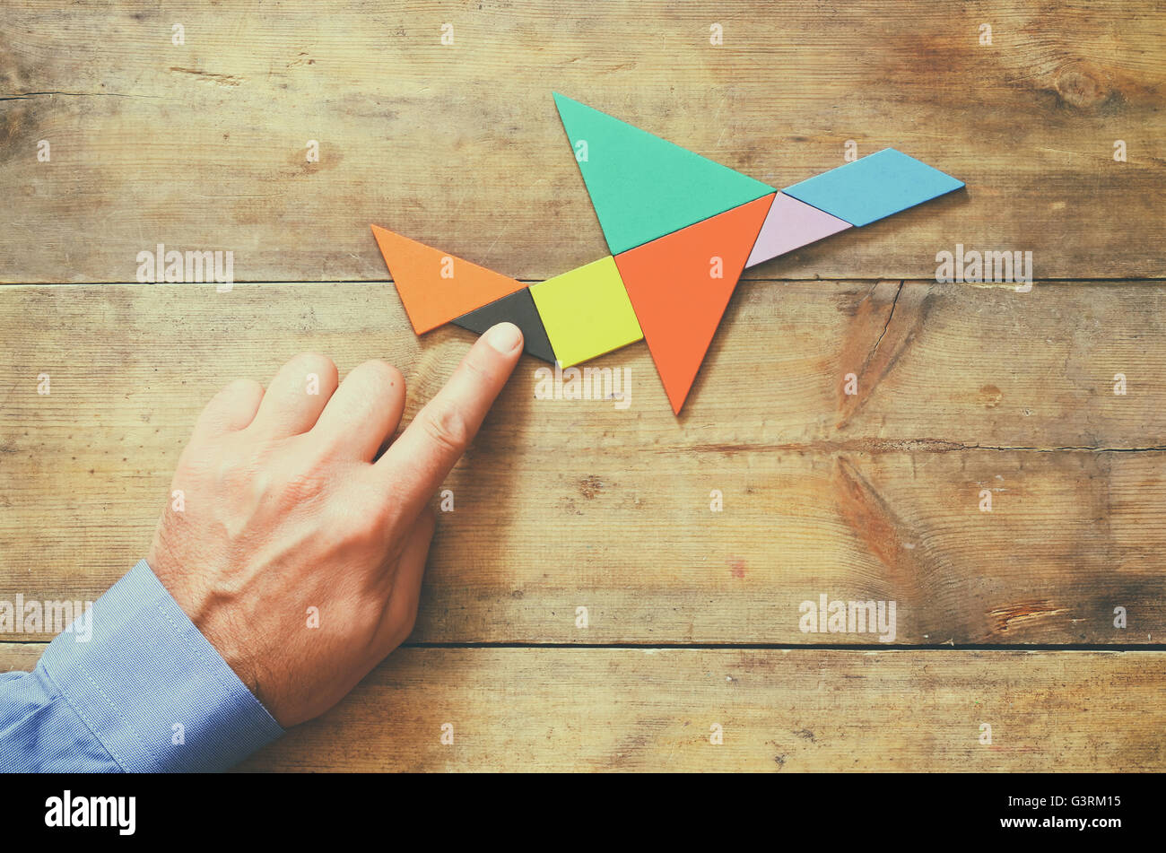 La mano hombre hacia plano tangram cuadrado Fotografía de stock - Alamy