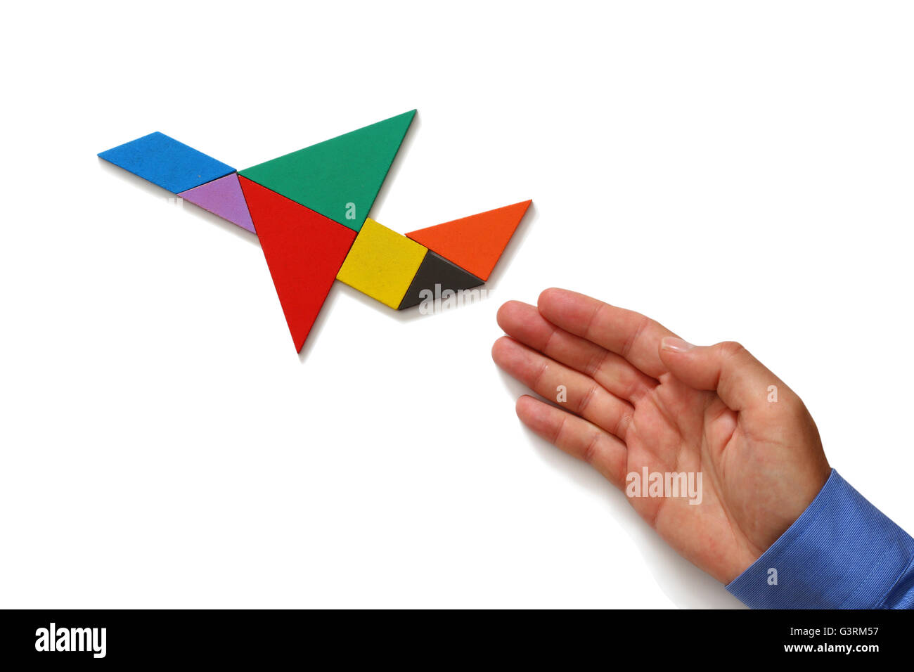 La mano del hombre hacia el plano de tangram cuadrado, blanco de fondo  aislado Fotografía de stock - Alamy