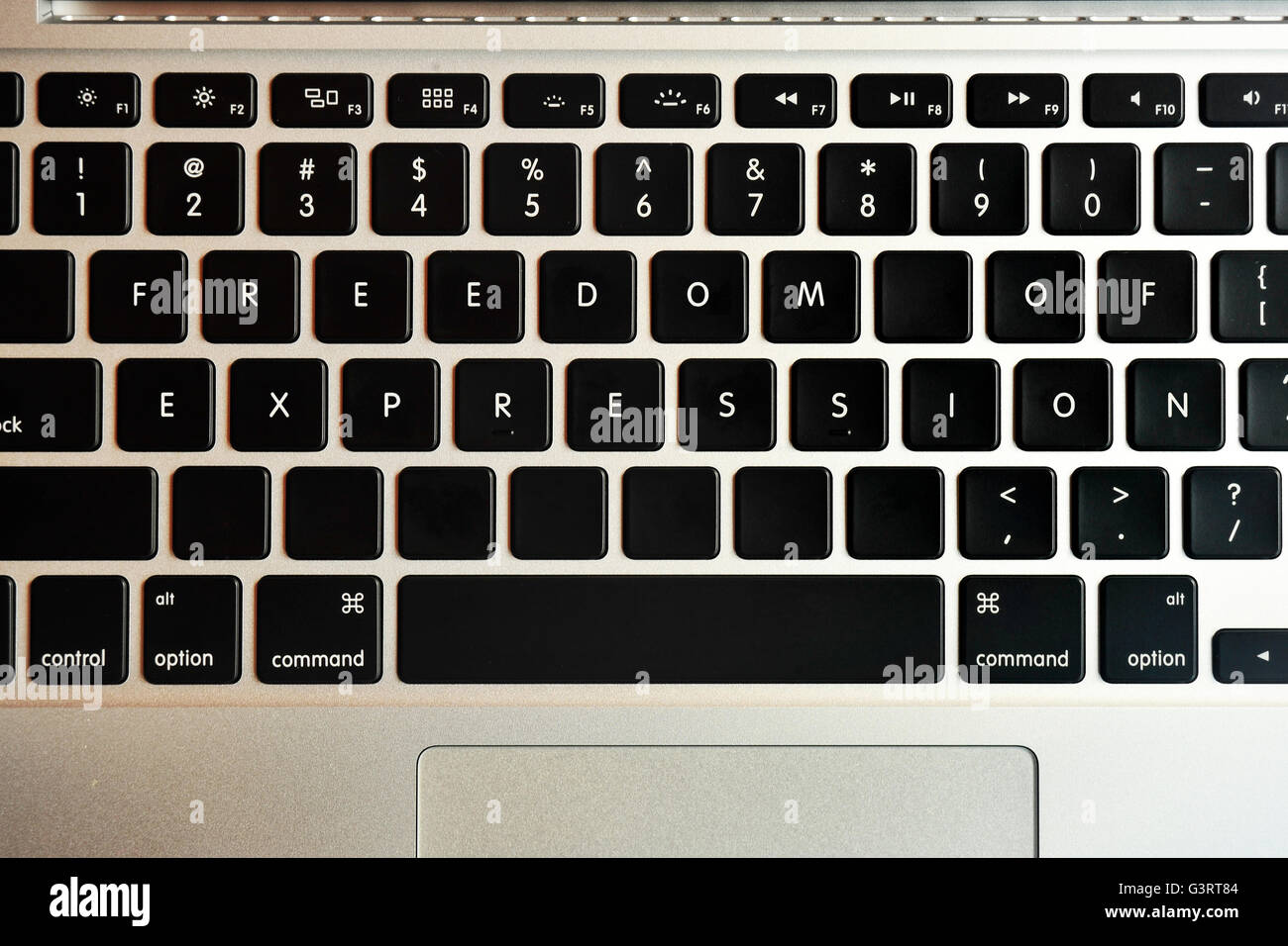 La libertad de expresión escrita en el teclado de un MacBook Pro. Foto de stock