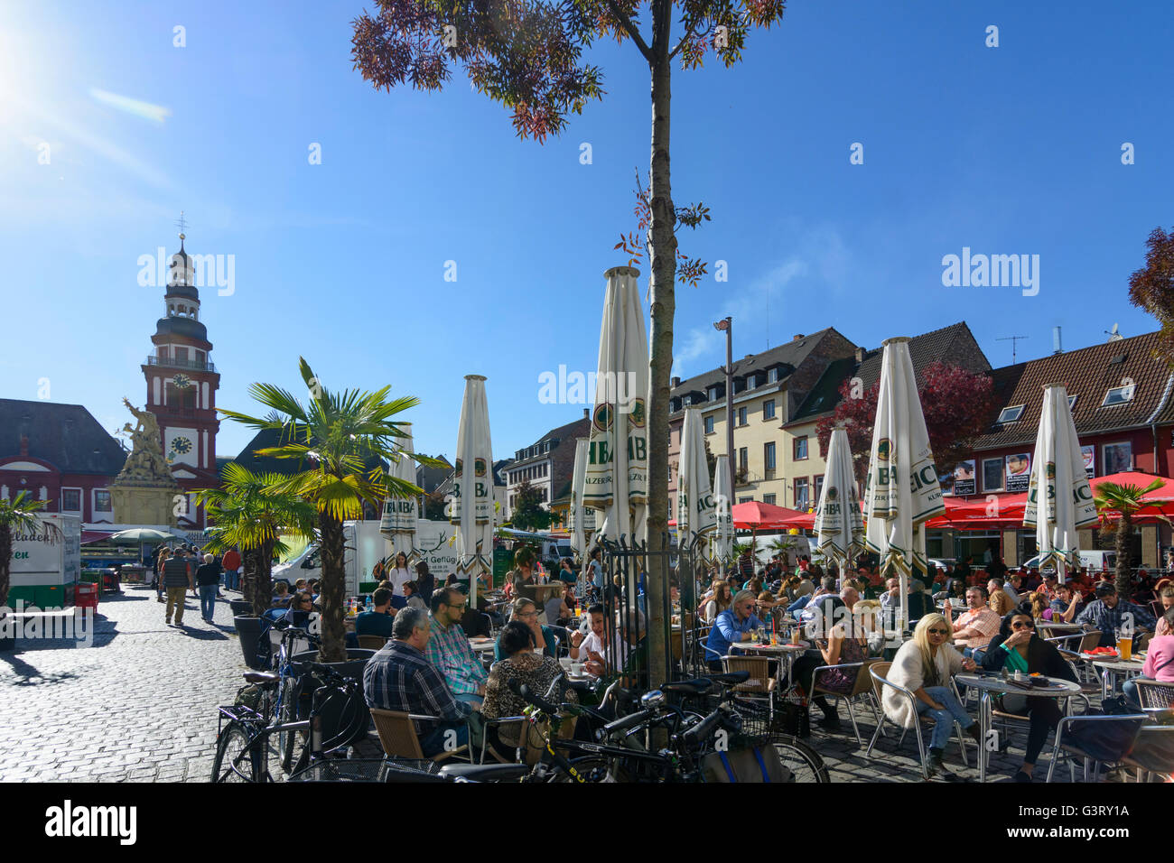 La plaza del mercado con el Ayuntamiento de la Ciudad Vieja y la iglesia de San Sebastián y restaurante exterior, Alemania, en el Estado federado de Baden-Württemberg, Kurpfalz, Mannh Foto de stock