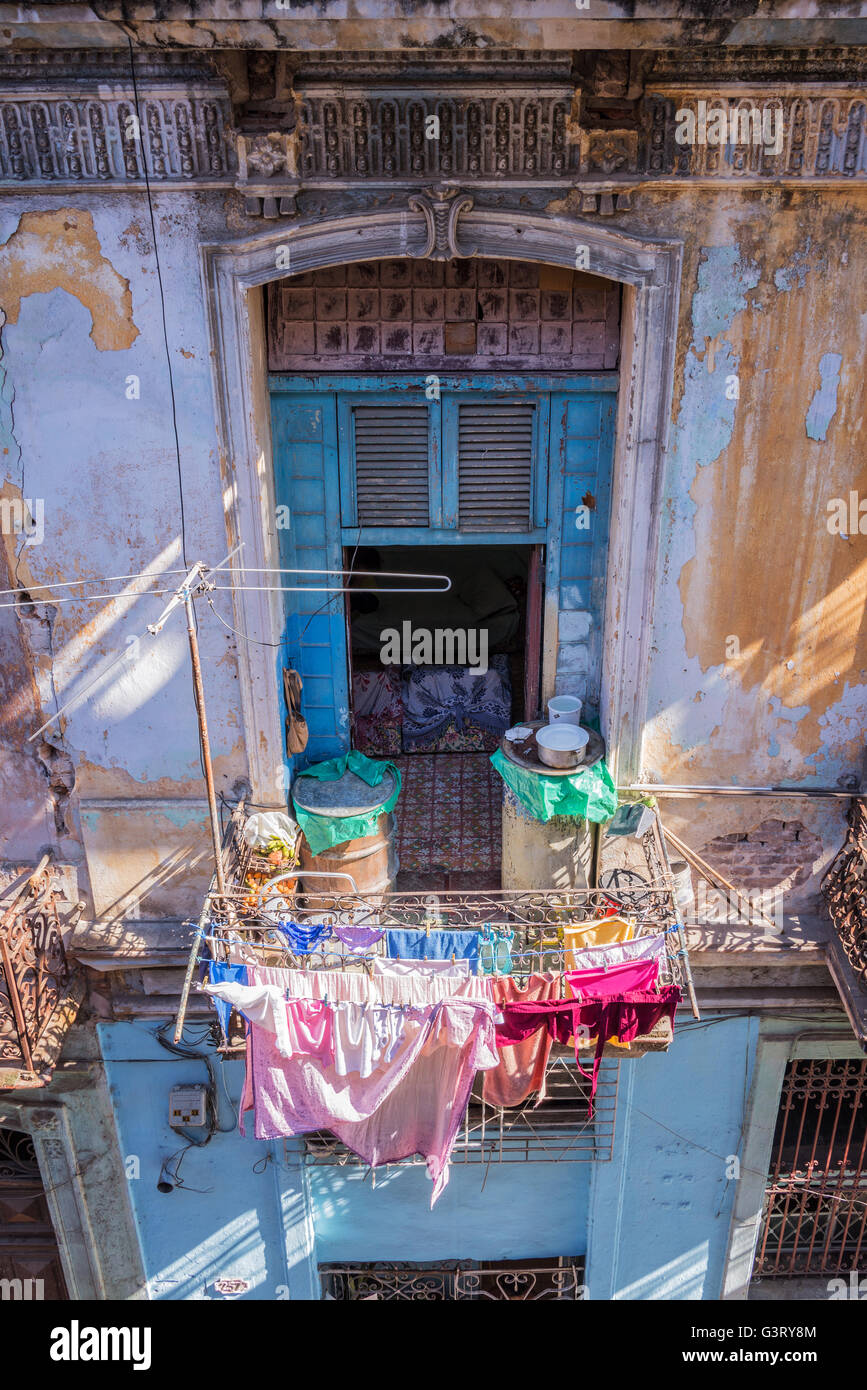 Servicio de lavandería en el balcón de un edificio antiguo en La Habana, Cuba Foto de stock