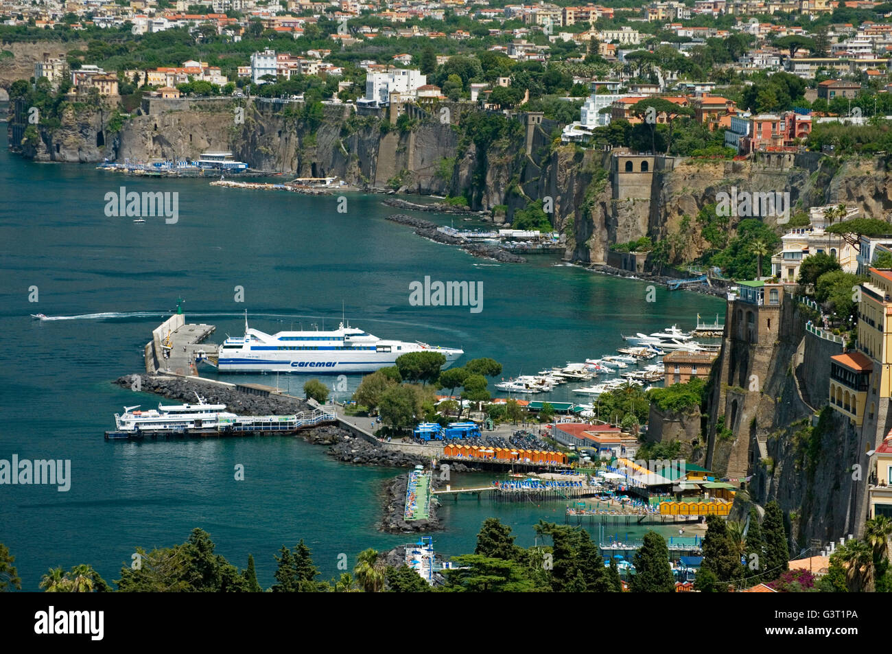 Marina Piccolo, el puerto de Sorrento, cerca de Nápoles, Italia, donde los  transbordadores que operan desde a Ischia, Capri y otros lugares Fotografía  de stock - Alamy