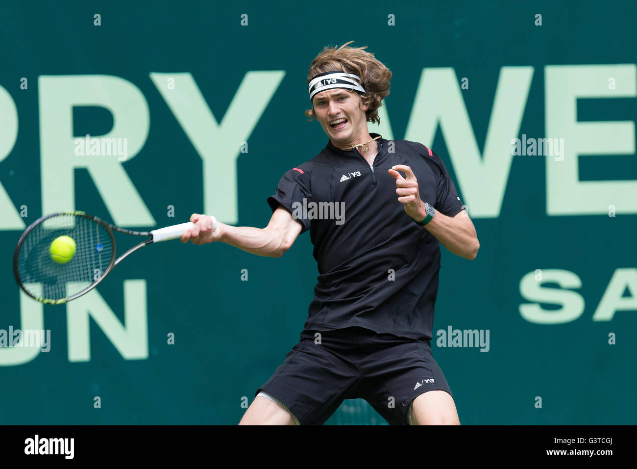 Halle, Alemania. El 15 de junio, 2016. Los 2 alemanes Alexander Zverev y Benjamin Becker están jugando su partido de la segunda vuelta 2016 Gerry-Weber abiertos en Halle, Alemania. Crédito: Janine Lang/Alamy Live News Foto de stock