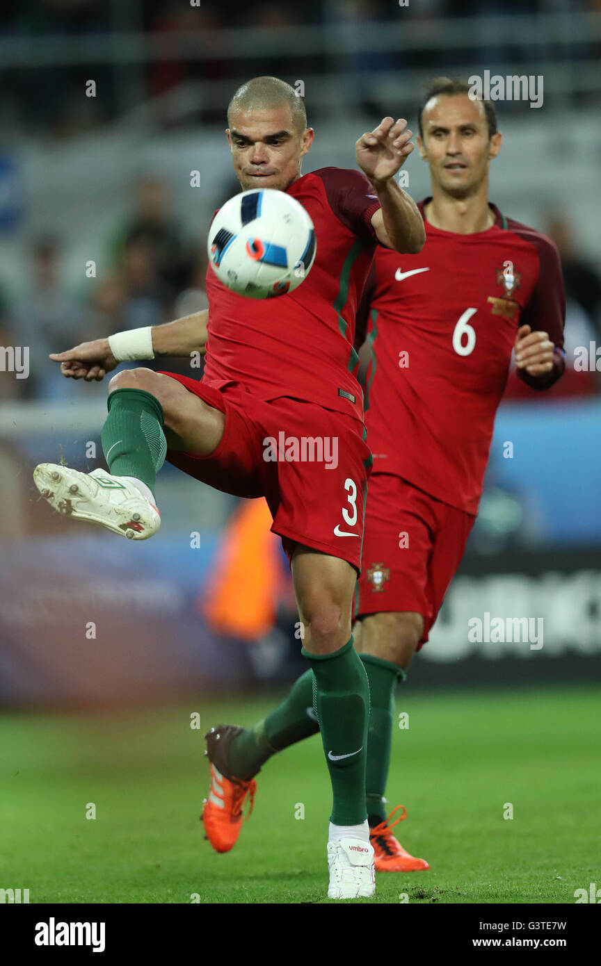 Saint Etienne Francia J Une 2016 Pepe Y Carvalho En Accion Durante El Partido De Futbol De La Eurocopa 2016 En Francia Entre Portugal Vs Isla En El Stade Geoffroy Guichard