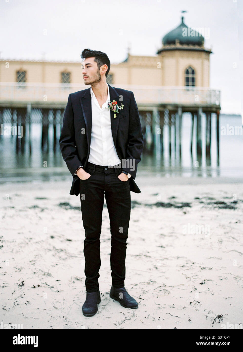 Suecia, Halland, Varberg, joven hombre vestido con traje negro en la playa  de arena Fotografía de stock - Alamy