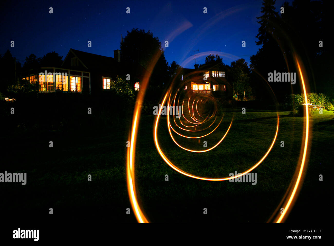 Suecia, Uppland Loparo, Vista de rastro de luz en espiral en el patio de atrás Foto de stock