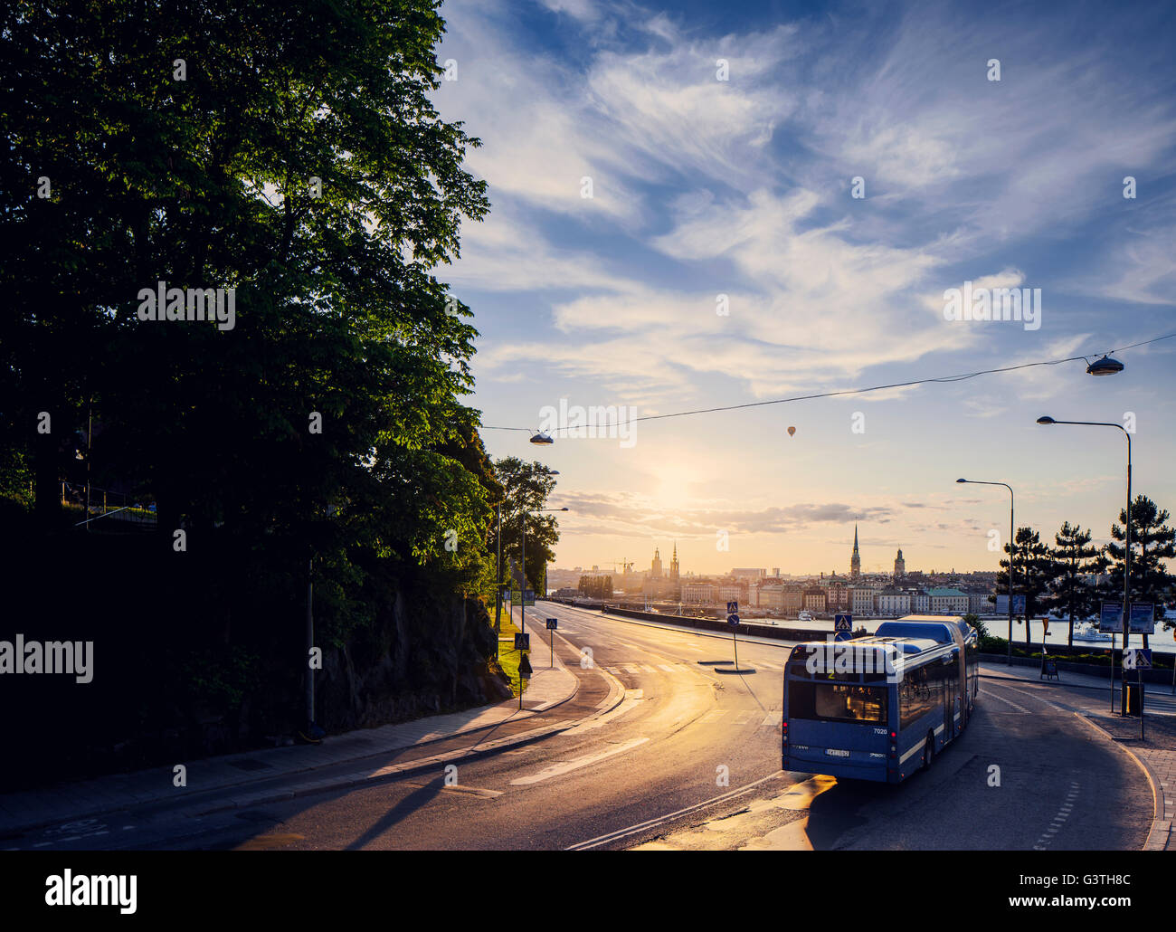 Suecia, Estocolmo, Sodermalm, Autobús en la luz de la mañana Foto de stock