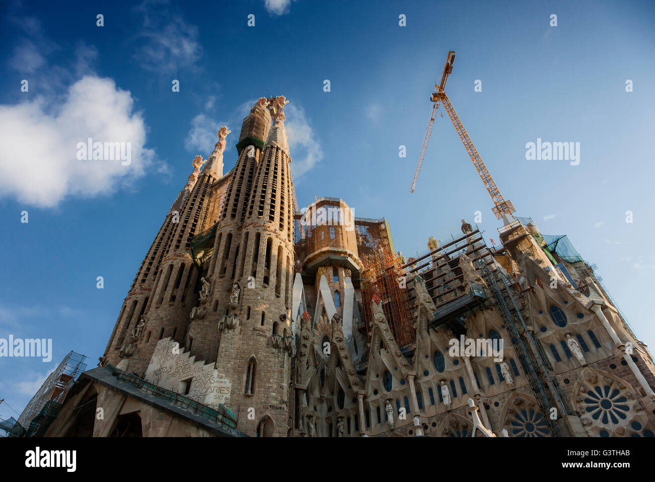 España, Barcelona, La Sagrada Familia, bajo ángulo de visión de la catedral Foto de stock