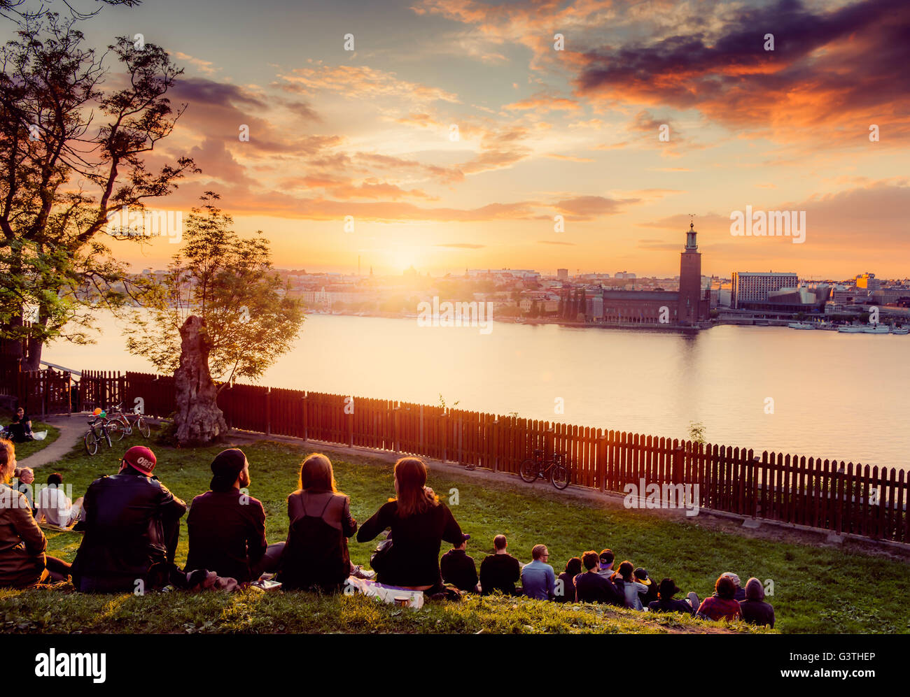 Suecia, Sodermalm, Mariaberget, Ivar Los Park, la gente descansando en park Foto de stock