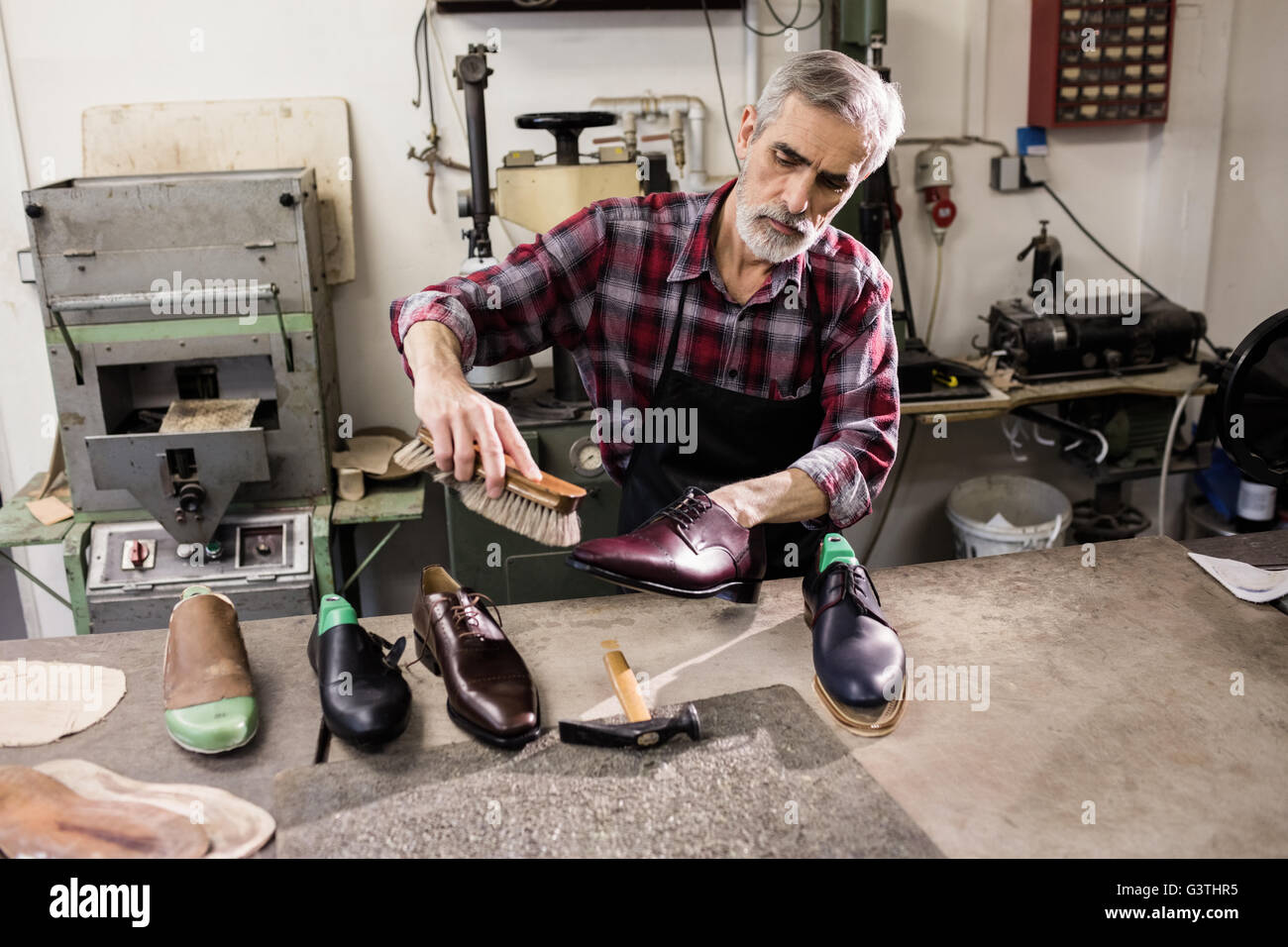 Un alto ángulo de vista de zapatero un zapato de pulido Foto de stock