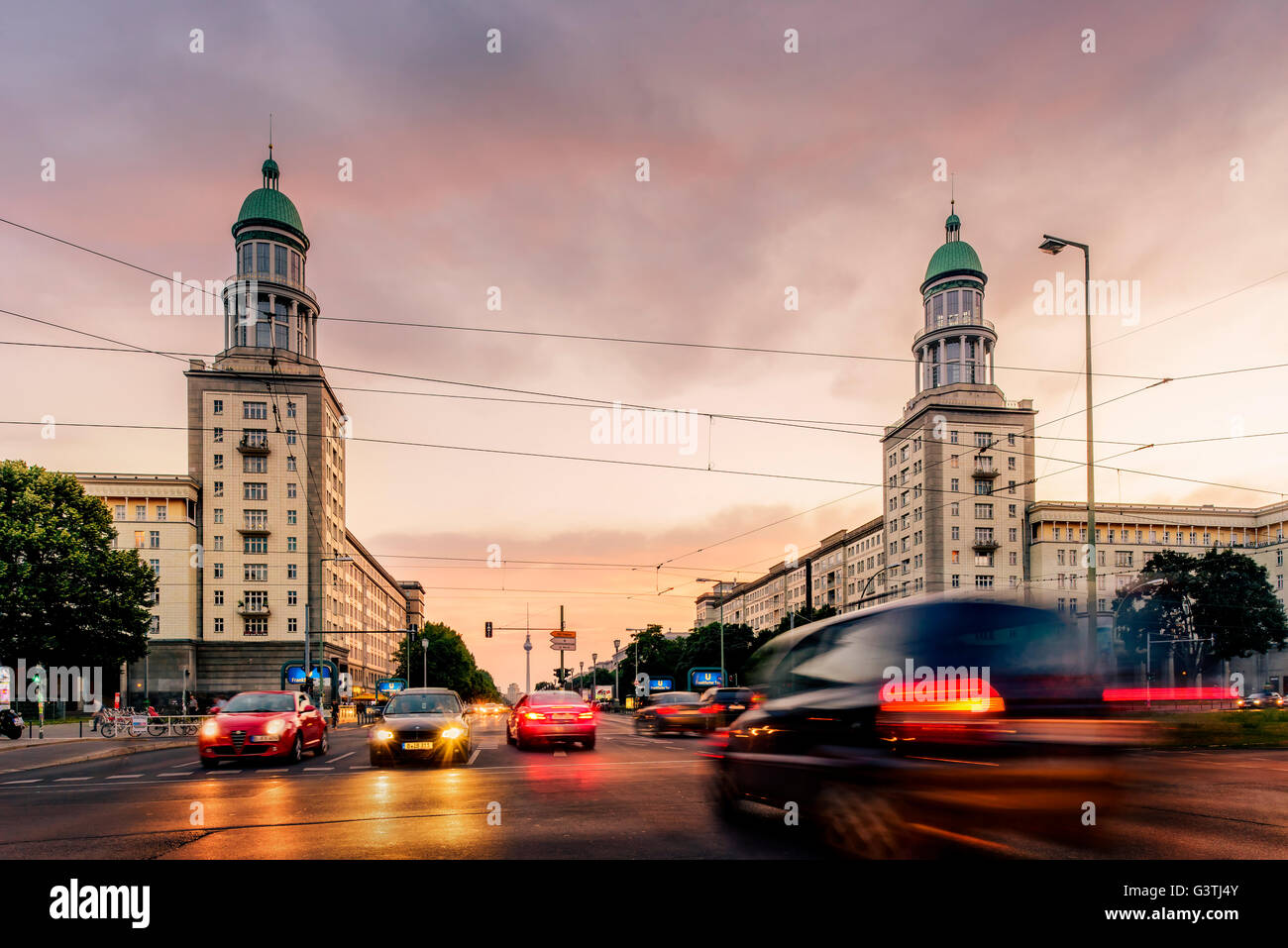 Alemania, Berlín Tyskland, Frankfurter Tor, borrosa de tráfico en vía urbana Foto de stock