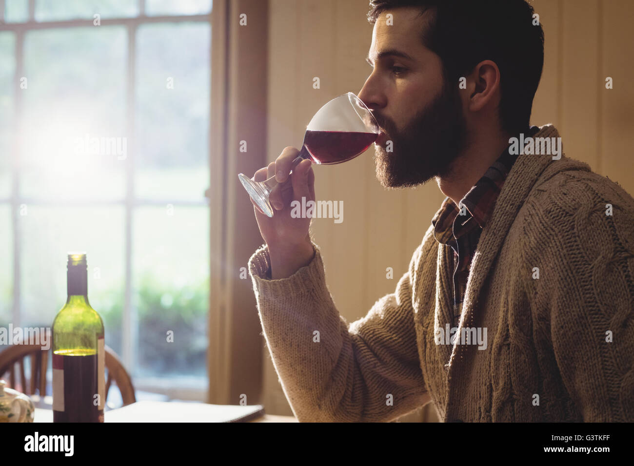 Ver perfil de hipster Hombre bebiendo una copa de vino Foto de stock