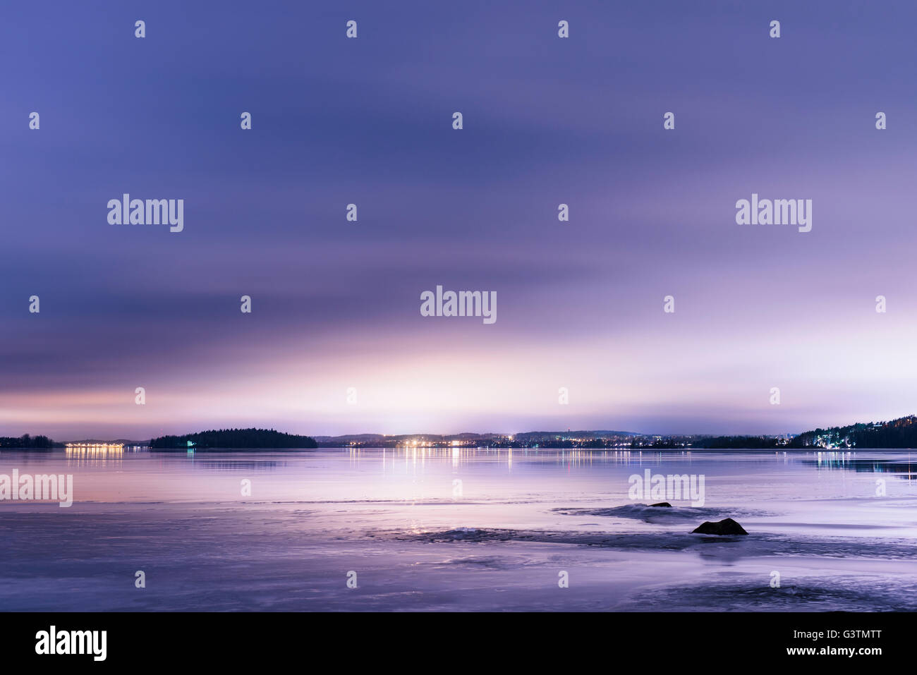 Finlandia, Pirkanmaa, Tampere, Pyhajarvi, Lago bajo cielo púrpura al atardecer Foto de stock
