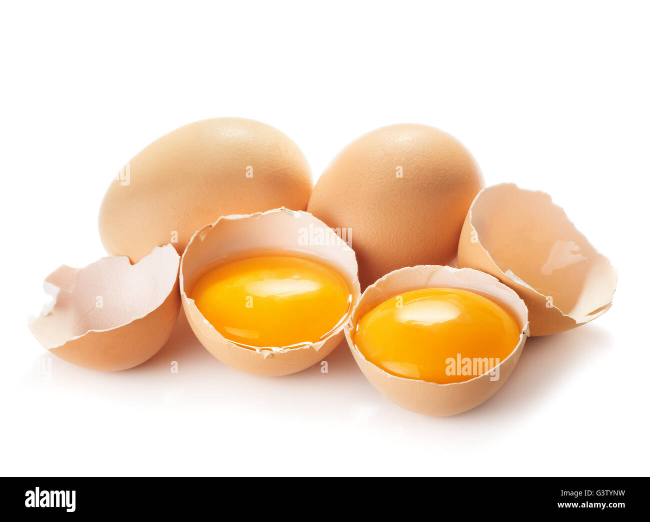 Rotura de huevos de gallina, yemas de huevo y shell closeup aislado sobre fondo blanco. Foto de stock